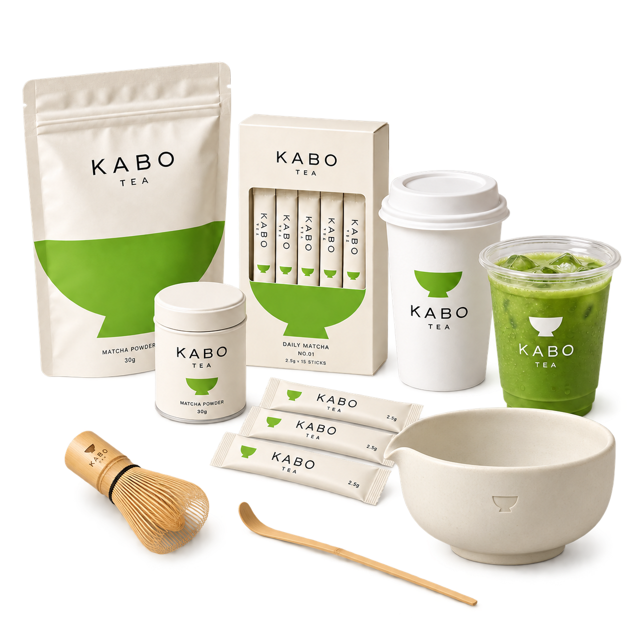 KABO 袋装与罐装抹茶、条装礼盒、绿标热饮杯、白标冰抹茶杯、压印碗形标志的宽口注口茶碗、茶筅和细竹茶杓
